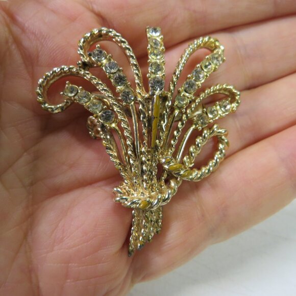 Jewelry - Vintage Gold Floral Bouquet w clear rhinestones (wheat) metal Brooch Lapel Pin
